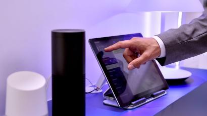 Bild: Britta Pedersen/zb/dpa
Daten, die etwa Geräte für das „smart Home“ sammeln, sollen Nutzerinnen und Nutzern ab Freitag leichter zugänglich gemacht werden. (Symbolbild)