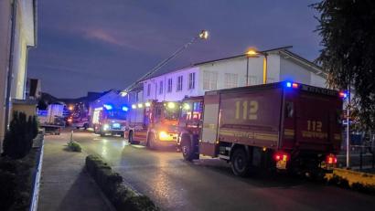 Bild: Florian Förster/dpa
Feuerwehrfahrzeuge stehen vor dem Supermarkt.