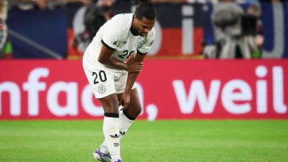 Bild: Christian Charisius/dpa
Serge Gnabry fasst sich in Bratislava an den verletzten linken Arm.