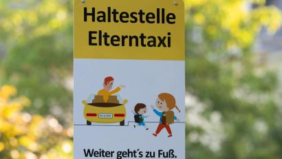 Bild: Sebastian Kahnert/dpa
Für Schulen sind die „Elterntaxis“ oft eine Herausforderung. (Archivbild)