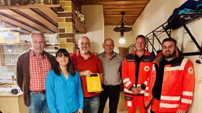 Bild: Jürgen Bauer
Die Interessengemeinschaft Reichenau mit den Helfern vor Ort Waidhaus. Auf Initiative der Interessengemeinschaft konnte ein neuer Defibrillator angeschafft werden.