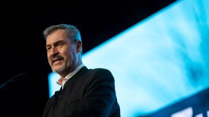 Bild: Fabian Strauch/dpa
CSU-Chef Söder meint: „Ohne Auto droht ein Kollaps.“