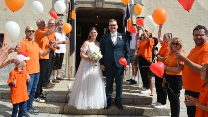 Bild: jr
Isabel und Fabian Kastner genossen die Glückwünsche und das Spalier der Gratulanten, hier beim Verlassen der Alten Pfarrkirche St. Sebastian in Waldershof. Sogar der Himmel zeigte sein schönstes weißblaues Gesicht am Samstagmittag.