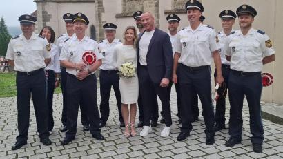 Bild: jua
Kollegen vom 76. Ausbildungsseminar der Bayerischen Bereitschaftspolizei in Nabburg gratulieren dem Brautpaar Frank Muckenschnabel und Sabine Meidl.