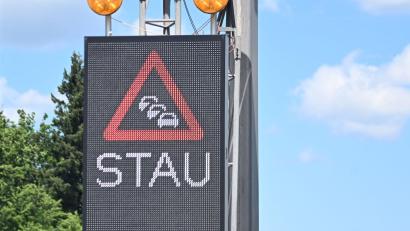 Bild: Bernd Weißbrod/dpa
Der Verkehr staute sich nach dem Unfall auf über 30 Kilometern. (Symbolbild)