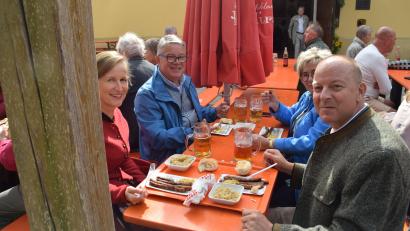 Bild: swo
Da lässt es sich aushalten. Nach dem Gottesdienst genossen die Wallfahrer die Atmosphäre auf dem Berg und natürlich auch die leckeren Bratwürste, so wie diese Besucher aus Regensburg und Amberg