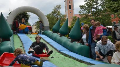 Archivbild: dob
Hüpfburgen mit Rutschen sind beliebt und sorgen immer für gute Stimmung. Auch beim Familiensonntag wird es eine Hüpfburg geben.