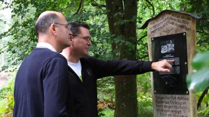 Bild: Hirsch
Landrat Thomas Ebeling und Heimatminister Albert Füracker (links) informierten sich an dieser Erinnerungssäule über das Waldlager Mappach.