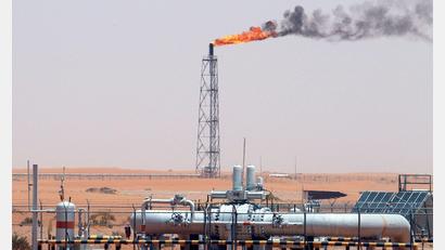 Bild: Ali Haider/EPA/dpa
Saudi-Arabien und sieben weitere Länder drehen den Ölhahn weiter auf. (Archivbild)