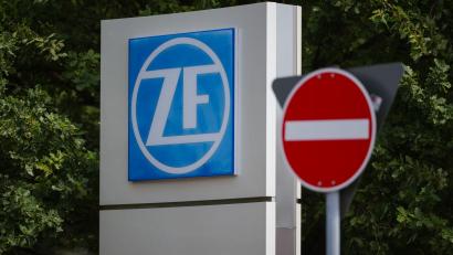 Bild: Oliver Dietze/dpa
Der Zulieferer ZF Friedrichshafen muss sich neu erfinden. (Archivbild)