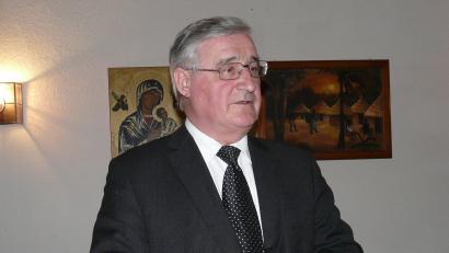 Archivbild: Peter Garreiss [gi] (moosbach@garpe.de)
Mit Prälat Professor Dr. Alfred Egid Hierold verliert die Heimatpfarrei Moosbach seinen beliebten Geistlichen und die Marktgemeinde Moosbach seinen Ehrenbürger, den die Bevölkerung liebevoll ihren „Gide“ nannte.