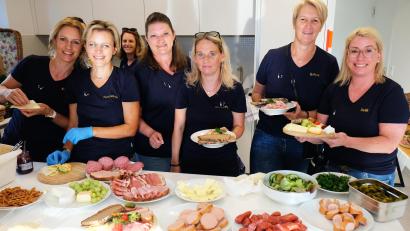 Bild: do
Alle Hände voll zu tun hatten die Ladykracher, um die große Nachfrage nach herzhaften Brotzeiten zu befriedigen.