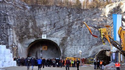 Bild: Stephan Jansen/dpa
Auf der B 23 soll mit dem Tunnel das Ortszentrum Garmisch-Partenkirchen umfahren werden. (Archivbild)