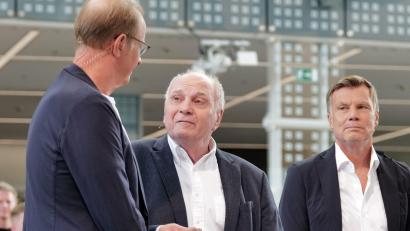Bild: Uwe Lein/dpa
Uli Hoeneß (m) bezieht im Doppelpass Stellung.