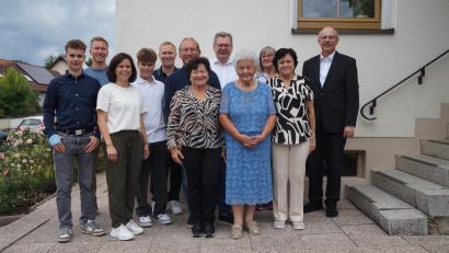 Bild: wel
Erna Flierl feierte ihren 90. Geburtstag im Kreis ihrer Familie. Auch Pfarrer Herbert Rösl und Bürgermeister Martin Prey (Fünfter von rechts) gratulierten, ebenso Vertreterinnen des Obst- und Gartenbauvereins und die Seniorenbeauftragte Marianne Raith (Dritte von rechts)