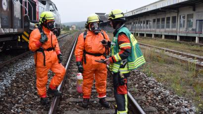 Bild: bnr
Rettungskräfte mit Atemschutz und Schutzanzug beseitigen die Gefahrstoffbehälter.