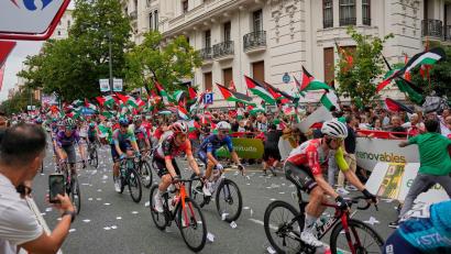 Bild: Miguel Oses/AP/dpa
Seit Tagen gibt es bei der Vuelta propalästinensische Proteste.