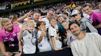 Bild: Rolf Vennenbernd/dpa
Die Fans feierten Hummels bei seinem Abschied in Köln.