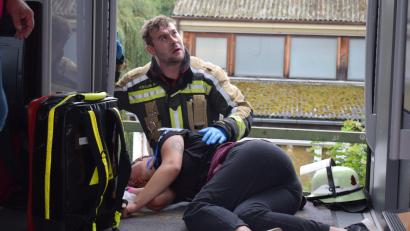 Bild: bnr
Zum Teil schwerverletzte Fahrgäste mussten von den Einsatzkräften der Feuerwehr aus den Waggons geborgen werden.