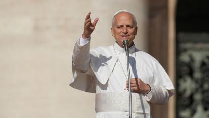 Bild: Andrew Medichini/AP/dpa
Papst Leo XIV. spricht erstmals jemanden heilig.