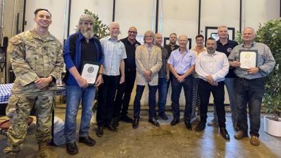 Bild: US-Army/Pirner
Die Geehrten und Verabschiedeten: Steffen Morgenstern (Zweiter von links) Aldo Krapf (Dritter von links), Jochen Rankl (Fünfter von links), Thomas Härtl (Fünfter von rechts) sowie Rudolf Bachler (Erster von rechts).