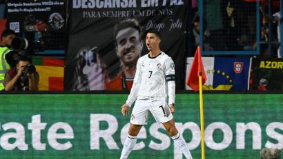 Bild: Hakob Berberyan/AP/dpa
Cristiano Ronaldo widmete sein 139. Tor im Nationaltrikot Diogo Jota