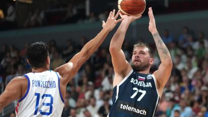 Bild: Sergei Grits/AP/dpa
Luka Doncic (r) ist mit Slowenien deutscher Viertelfinalgegner bei der EM.