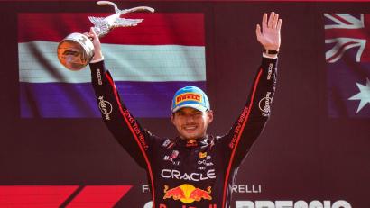 Bild: Luca Bruno/AP/dpa
Endlich wieder ein Siegerpokal - 112 Tage musste Verstappen darauf warten.