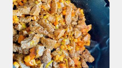 Bild: Florian Wagner/Stiftlandgriller e. V. 
Für das Rezept der Woche hat Florian Wagner von den Stiftlandgrillern ein deftiges Gulasch aus dem Feuertopf eingesandt.