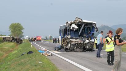 Bild: František Iván/TASR/dpa
Beim Zusammenstoß eines Lastautos mit einem Linienbus wurde der Vorderteil des Busses zertrümmert, der Busfahrer starb im Krankenhaus.