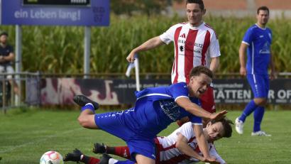 Bild: ham
Der Diendorfer Torschütze Jonas Leyerer (blaues Trikot) wird in dieser Szene gefoult. Für den SV reichte es im Kellerduell gegen die DJK Dürnsricht nur zu einem 1:1.
