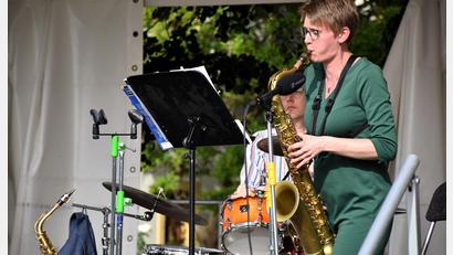 Bild: ubb
Mit Jazz, unplugged Chormusik und einer Geige wurden die Gäste der Fischhof-Serenade im historischen Hof des Amtsgerichts verwöhnt. Das Konzept ging auf, am sonnigen Sonntagnachmittag folgten der Einladung einige hundert Gäste.