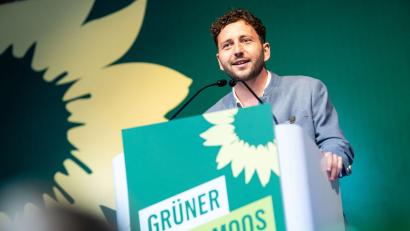 Bild: Lukas Barth/dpa
Grünen-Bundesvorsitzender Felix Banaszak teilte gegen Ministerpräsident Markus Söder (CSU) aus.