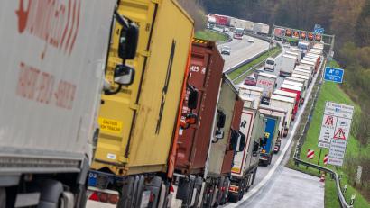 Bild: Peter Kneffel/dpa
Wegen der Blockabfertigung in Österreich staute sich der Lkw-Verkehr bis zum Dreieck Inntal.