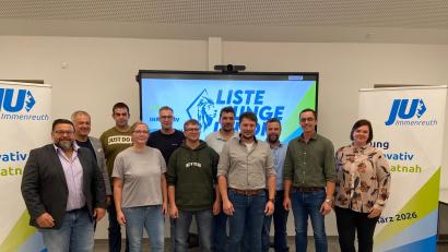 Bild: Sabrina Schmidt
Bürgermeister Thomas Kaufmann, Landrat Roland Grillmeier, Andreas Popp, Melanie Popp, Ralf Schreyer, Michael Dötterl, Christian Wolf, JU-Vorsitzender Johannes Frauenholz, Bernhard Schmid, Daniel Schmidt, JU-Kreisvorsitzende Sandra Dostler (von links) bei der Nominierungsversammlung der Jungen Union Immenreuth.