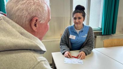 Bild: Ilona Hörath/digiDEM Bayern 
Lea Dütsch, wissenschaftliche Mitarbeiterin im Projekt digiDEM Bayern, bei einem Demenz-Screening-Test.