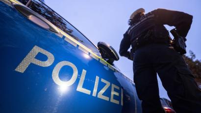 Bild: Marijan Murat/dpa
Etwas schmunzeln müssen die Beamten, als sie sehen, wie ein Betrunkener versucht sein Auto zu öffnen. (Symbolbild)