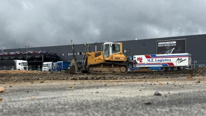 Bild: Matthias Bäumler
Derzeit bereiten die Bauhandwerker die Baustelle für das Hochregallager von Cube in Waldershof vor. Demnächst rammen sie etwa tausend Pfähle in den Grund.