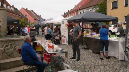 Bild: mh
Groß war wieder das Warenangebot beim traditionellen Schutzengelmarkt am Sonntagnachmittag auf dem Marktplatz in Luhe. Gefragt waren vor allem auch Bekleidung und Gegenstände für die bevorstehende kalte Jahreszeit.