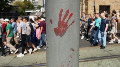 Bild: Darko Vojinovic/AP/dpa
In Belgrad gehen Regierungsgegner wieder auf die Straße.