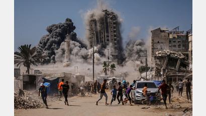 Bild: Yousef Al Zanoun/AP/dpa
Israels Militär greift derzeit immer wieder Hochhäuser in der Stadt Gaza an, die Armeeangaben zufolge von der Hamas genutzt worden sein sollen. (Archivbild)