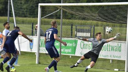 Bild: Hubert Ziegler
Torhüter Christopher Jäger vom TSV Kümmersbruck kann in dieser Szene einen Kopfball von Johann Henschke (Zweiter von links) von der SG Traßlberg/Poppenricht entschärfen.