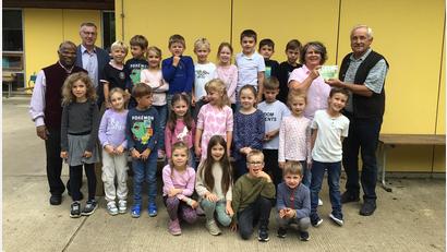 Bild: Ulrike Schlaffer
Johann Schwarz (rechts) überreichte an den Kindergarten St. Walburga eine Spende. Darüber freuten sich neben den Kindern auch Pfarrer Moses Gudapati (von links), Kirchenpfleger Karl Forster und Kindergartenleiterin Ulrike Schießlbauer.