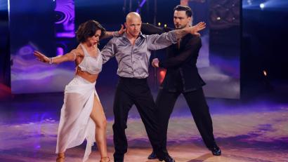 Bild: Rolf Vennenbernd/dpa
„Let's Dance“-Profitänzer Anastasia (l.) und Sergiu Maruster (r.) haben ihre Traumhochzeit gefeiert. Mit Ex-Turnprofi Fabian Hambüchen (M.) ertanzte sich „Nastia“ den dritten Platz.