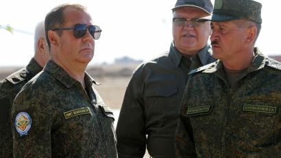 Bild: Ekaterina Shtukina/Pool Sputnik Kremlin/AP/dpa
Ex-Kremlchef Medwedew bei einem Militärbesuch. (Archivbild)