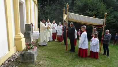 Bild: hm
Die eucharistische Prozession führte zur Lorettokapelle, wo der Segen gespendet wurde.