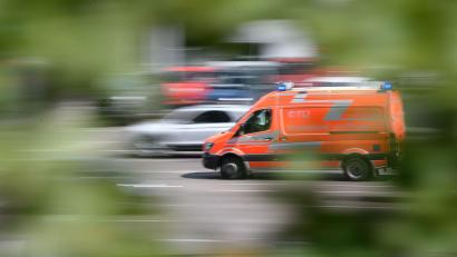 Bild: Sebastian Gollnow/dpa
Rettungskräfte brachten den schwer verletzten Fahrer des Traktors in ein Krankenhaus. (Symbolbild)