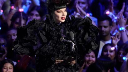 Bild: Charles Sykes/Invision/AP/dpa
Für Lady Gaga war es ein aufregender Abend: Sie bekam mehrere Preise - und trat danach noch bei einem Konzert auf.