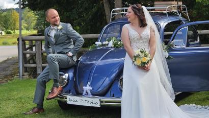 Bild: Gabriele Buchbinder
Tobias und Julia mit dem Hochzeitsauto "Missy".