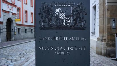 Symbolbild: jut
Das Landgericht Amberg verurteilte zwei ehemalige Studenten wegen Drogenhandel zu Haftstrafen – anschließend kommen sie in eine geschlossene Drogenklinik, da sie selbst schwer abhängig sind.